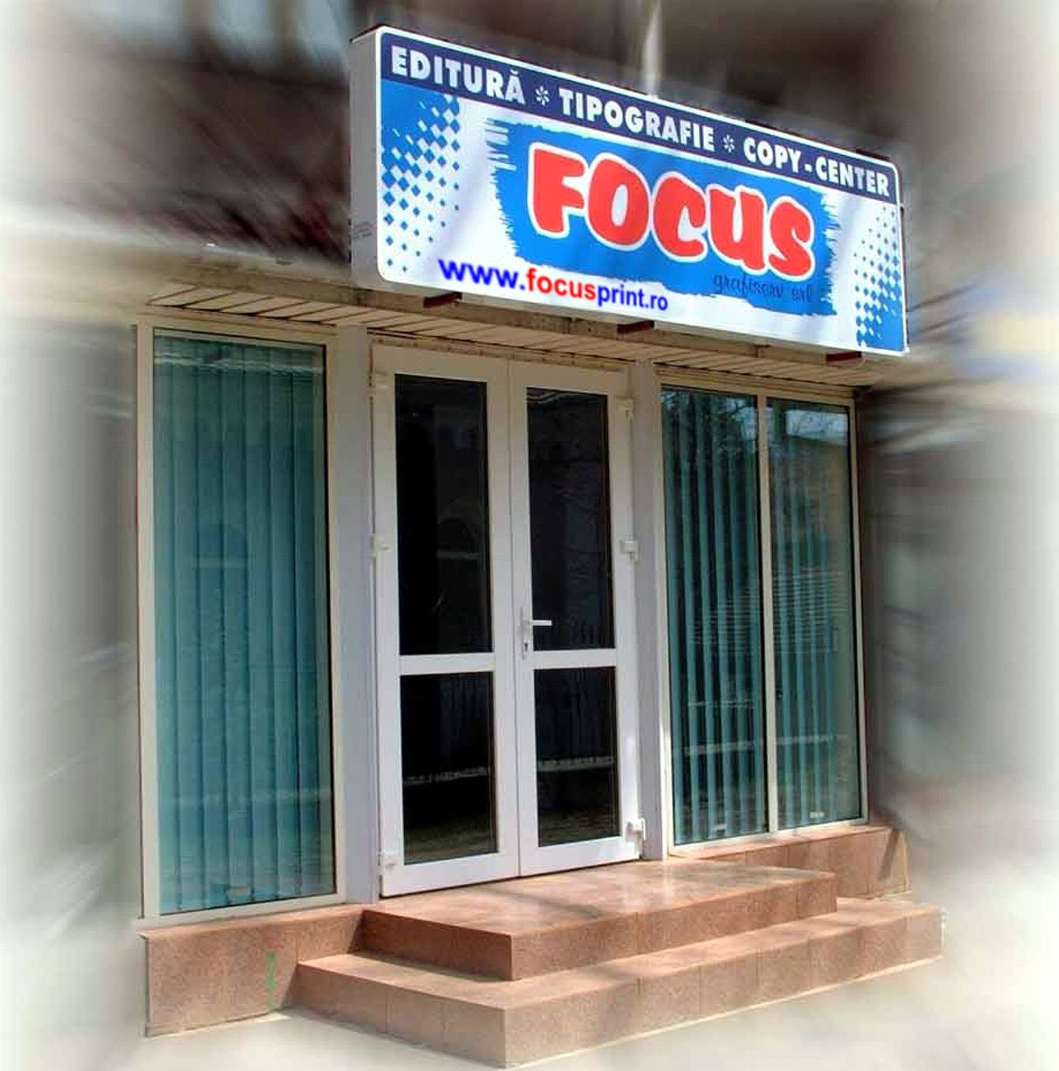 Intrarea în sediul FOCUS Grafiserv din Petroșani